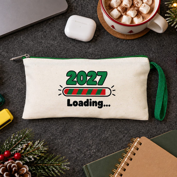 Kerst etui – 9 ontwerpen voor Kerst & Nieuwjaar 2027, stoffen pennenetui met gekleurde rits 21 × 10 cm, 6 kleuren – katoen - Pamusan.nl