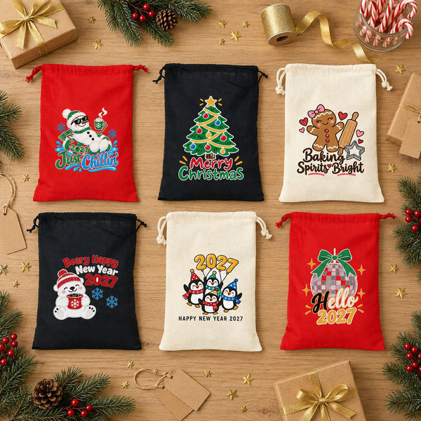 Stoffen cadeauzakjes Kerst – katoenen zak met koord 30 × 40 cm in rood, zwart of naturel, 9 ontwerpen voor Kerst & Nieuwjaar 2027 - Pamusan.nl