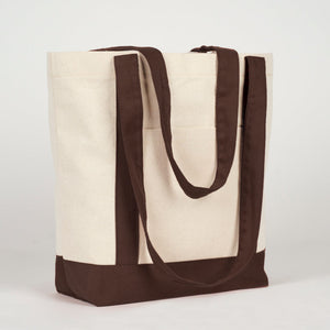 Driekwartaanzicht van de canvas tas met donkerbruine hengsels - Pamusan.nl