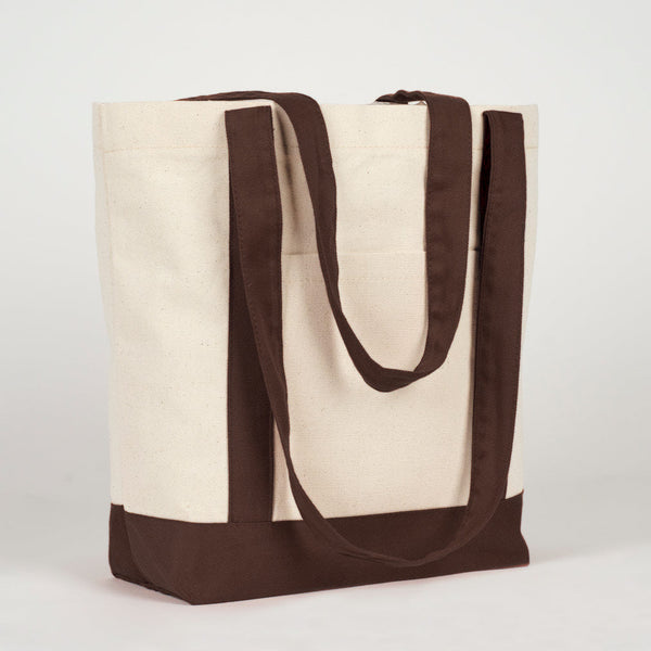 Driekwartaanzicht van de canvas tas met donkerbruine hengsels - Pamusan.nl