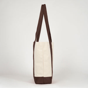 Zijprofiel van de canvas tas met donkerbruin hengsel - Pamusan.nl