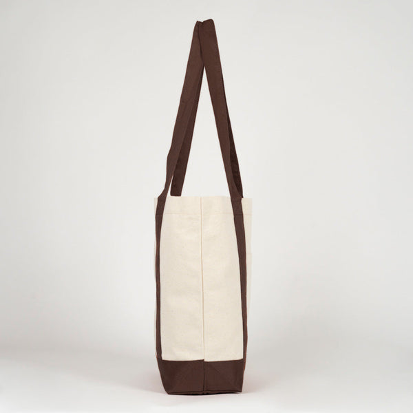 Zijprofiel van de canvas tas met donkerbruin hengsel - Pamusan.nl