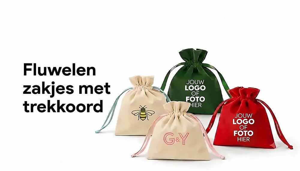 Fluwelen zakjes met trekkoord met eigen opdruk
