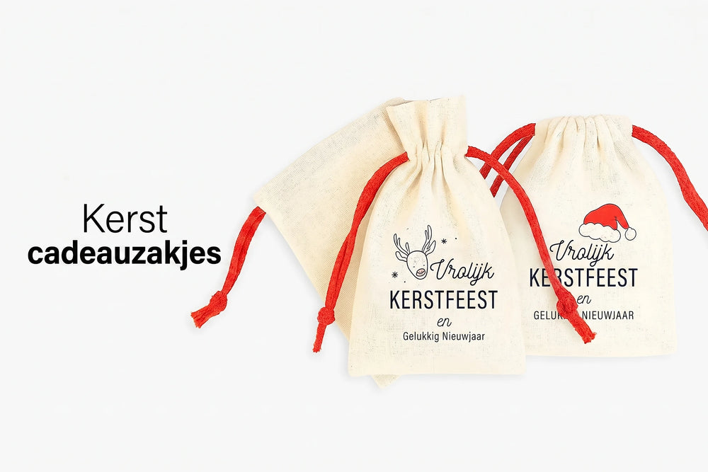 Katoenen kerstcadeauzakjes met rood trekkoord