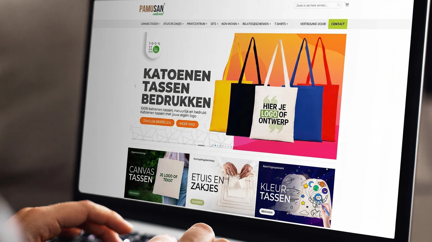 Laptop met de Pamusan webshop waar je katoenen tassen laat bedrukken